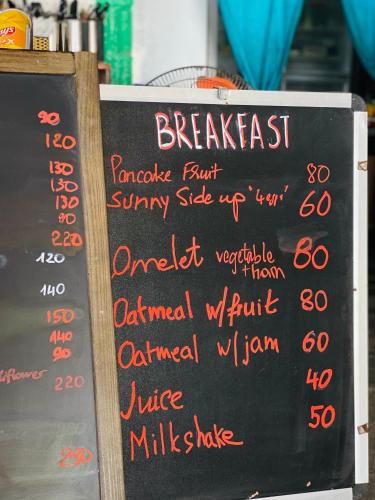 een bord met een bord met een menu voor een restaurant bij Vietnam Surf Camp in Ấp Mỹ Hải