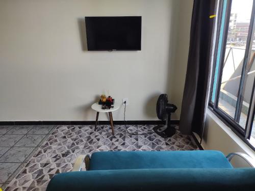 Μια τηλεόραση ή/και κέντρο ψυχαγωγίας στο Apartamentos aconchegante Aki