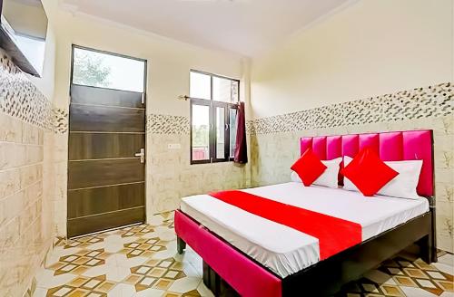 Una cama o camas en una habitación de Roomshala 164 Hotel Thanks
