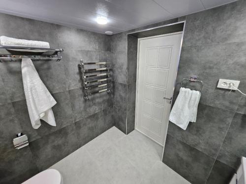 サマルカンドにあるGuest house Gulaのバスルーム(シャワー、トイレ、タオル付)