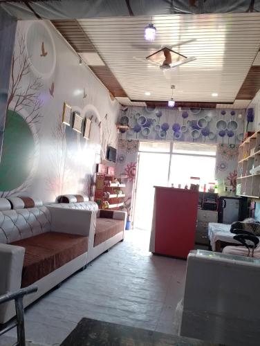 sala de estar con sofá en una habitación en CHOICE HOTEL AND RESTAURANT, en Hanumāngarh