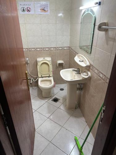 La salle de bains est pourvue de toilettes et d'un lavabo. dans l'établissement El Mahatta Building, à Charjah