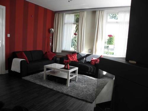 a living room with a couch and a table at Carpe Diem in Ommen