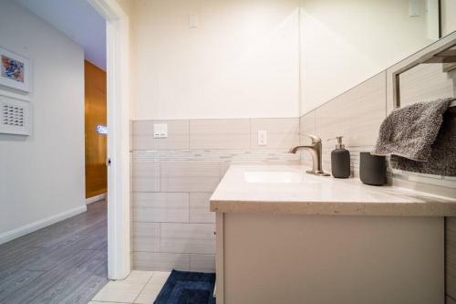 Kúpeľňa v ubytovaní Hype Inspired Urban Escape 3 Bed by Sofi and LAX