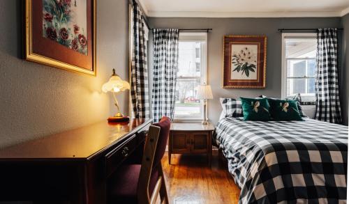 a bedroom with a bed and a desk and a window at Visit for Formula 1, Stay at Magic Tree House at UT, Dtwn in Austin