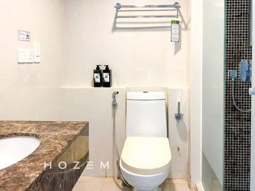 een badkamer met een wit toilet en een wastafel bij SCSP 657 Premium SBR2B Near Imago Mall and KKIA in Kota Kinabalu