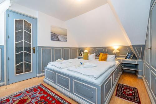 una camera con un grande letto di Wattblick a Braderup