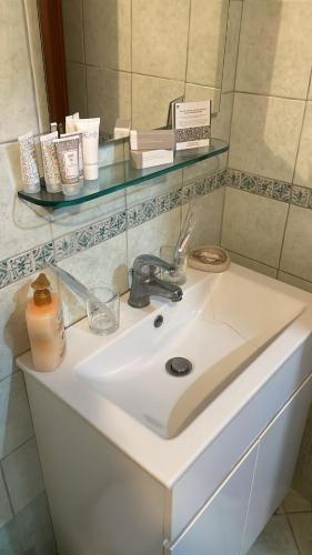 lavabo con dispensador de jabón y espejo en Casa Borghellina, en Montaione