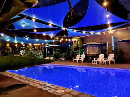 Bazén v ubytování Hidden Palms Inn Deluxe Room nebo v jeho okolí
