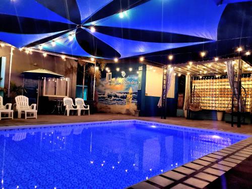 Bazén v ubytování Hidden Palms Inn Deluxe Room nebo v jeho okolí
