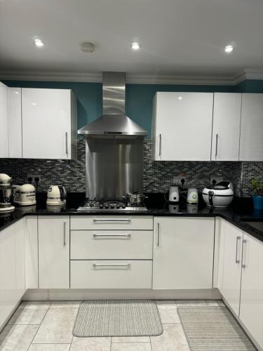 Una cocina o zona de cocina en Angmering Home