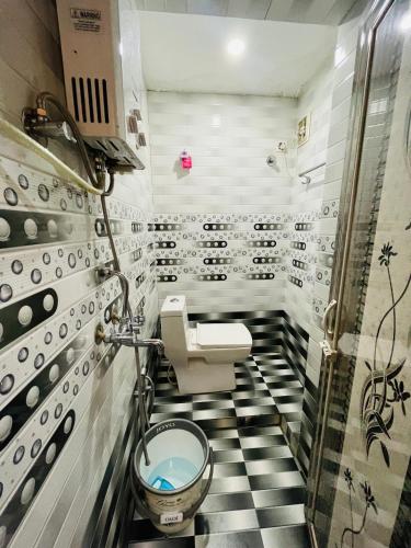La salle de bains est pourvue d'un sol en damier noir et blanc. dans l'établissement Coorg point, à Madikeri