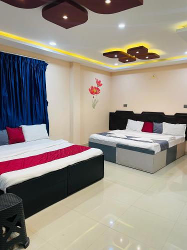 1 dormitorio con 2 camas en una habitación en Coorg point en Madikeri