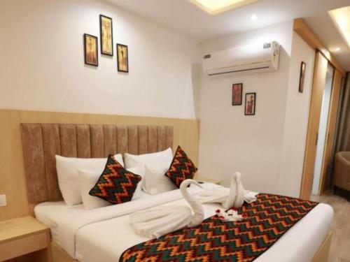 Kama o mga kama sa kuwarto sa Hotel Diona Palace Jaipur