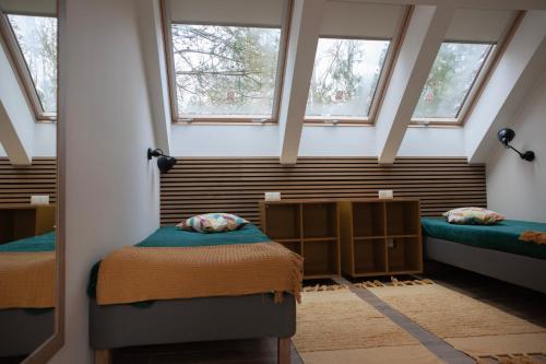 um quarto com duas camas e duas janelas em high-Q em Kowalewo