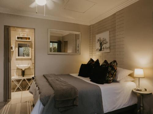 1 dormitorio con cama con espejo y lavamanos en Stacey's Apartment, en Hillcrest