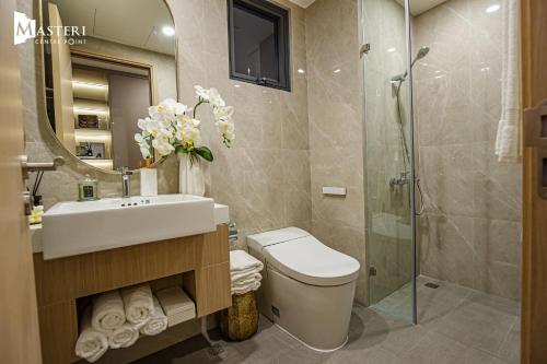 a bathroom with a toilet and a sink and a shower at Masteri - Vinhome Grand Park - HELEN APARTMENT in Ho Chi Minh City