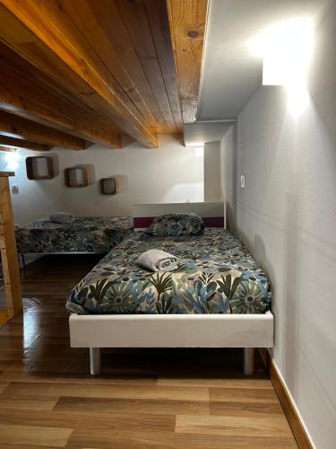 1 dormitorio con 2 camas en una habitación en Magnifique studio Hypercentre Trains Plages au cœur de Golfe-Juan, en Golfe-Juan
