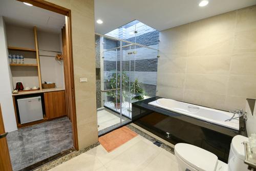 a bathroom with a sink and a bath tub at Oceanic Pearl Resort in Xiaoliuqiu