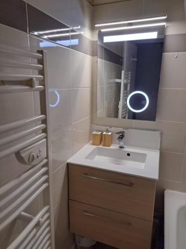 une salle de bain avec un lavabo et un miroir dans l'établissement Mazet 45 m2 avec vue mer, à Cavalaire-sur-Mer