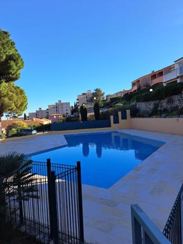 - une piscine avec une clôture à côté dans l'établissement Mazet 45 m2 avec vue mer, à Cavalaire-sur-Mer