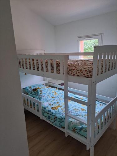 - une chambre avec deux lits superposés et un lit dans l'établissement Mazet 45 m2 avec vue mer, à Cavalaire-sur-Mer