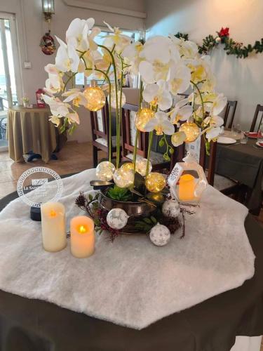 Le Saint Georges Hotel في بورت لويس: طاولة عليها زهور بيضاء وشموع