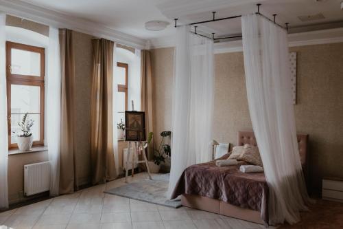 Schlafzimmer mit Himmelbett und Vorhängen in der Unterkunft Prudentia Hotels Adler in Byczyna