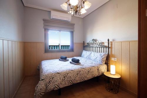 Un dormitorio con una cama con dos sombreros encima. en See view, relaxed, en Torrevieja