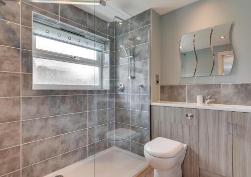 La salle de bains est pourvue d'une douche, de toilettes et d'un lavabo. dans l'établissement Atlantic Breeze, à St Merryn
