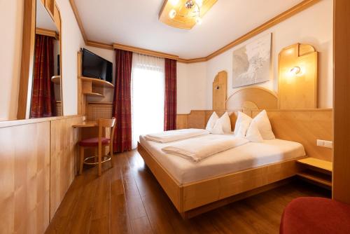 a hotel room with a bed and a television at Maria Theresien Hof Loipersdorf in Jennersdorf
