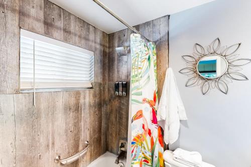 uma casa de banho com um lavatório e um espelho em Tahoe Twilight em Carnelian Bay
