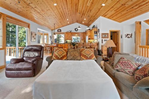 sala de estar con cama grande y muebles en Cascade Woods, en Tahoma