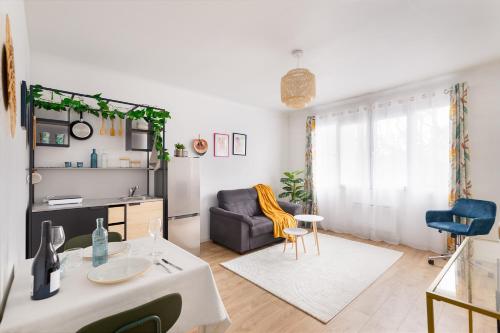 un salon avec un canapé et une table dans l'établissement Apparemment Cosy Paris CDG Stade Expo, à Aulnay-sous-Bois