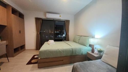 - une petite chambre avec un lit et une fenêtre dans l'établissement Lacasita condo convenient 1, à Hua Hin