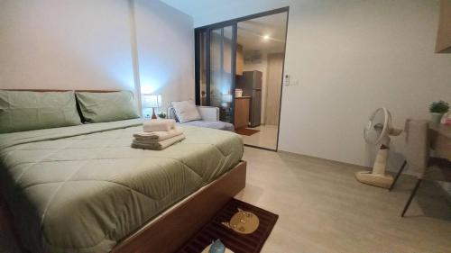 - une chambre avec un grand lit et un miroir dans l'établissement Lacasita condo convenient 1, à Hua Hin