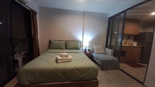 - une chambre avec un lit avec un animal rembourré dans l'établissement Lacasita condo convenient 1, à Hua Hin