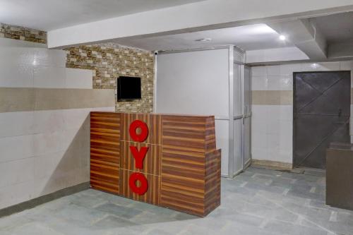 Cette chambre est dotée d'un mur avec une porte et un écran. dans l'établissement OYO Hotel Golden Key Inn, à New Delhi