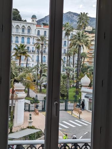 2 pièces , Centre ville , 100 mètres des plages.