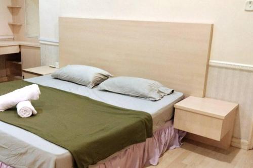 - un lit avec 2 oreillers dans l'établissement Spacious & Cozy Riverine Getaways, à Kuching