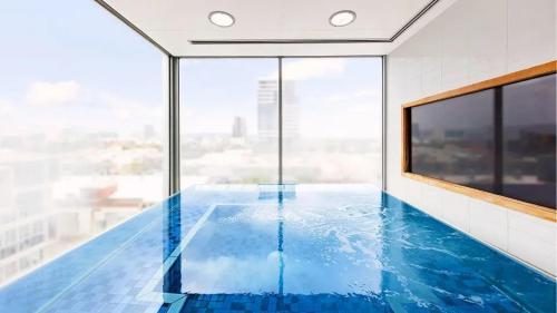Πισίνα στο ή κοντά στο Penthouse View Apartment Luxury CBD Penthouse Sleeps 6 Balcony Spa Access