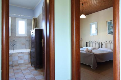 Postel nebo postele na pokoji v ubytování Armonia Sea View Villa - Frini Lefkada