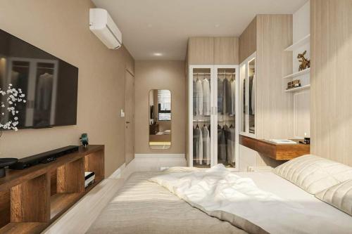 ein Schlafzimmer mit einem großen weißen Bett und einem TV in der Unterkunft Tom homestay, căn hộ Nera garden Huế in Hue