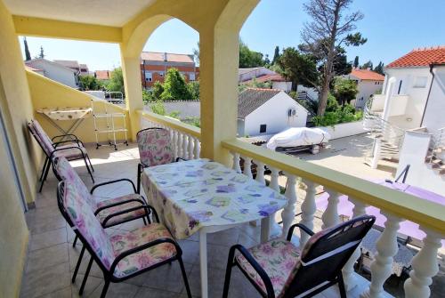 een patio met een tafel en stoelen op een balkon bij Villa Renata in Privlaka