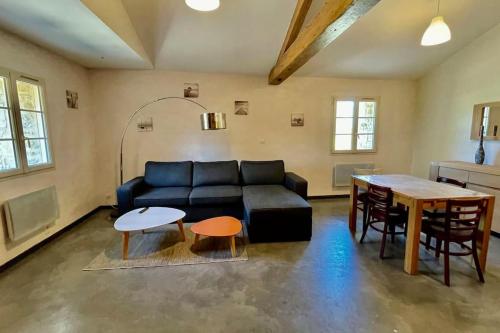 un salon avec un canapé et une table dans l'établissement Le mantais, à Coulon