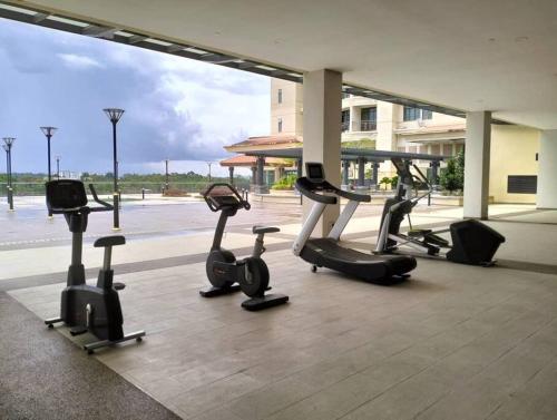 eine Gruppe von Heimtrainern und Laufbändern in einem Fitnessstudio in der Unterkunft Business Getaways Suite 3 pa @ Riverine Kuching in Kuching