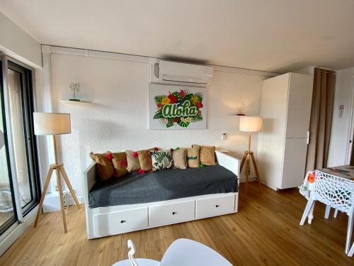 une chambre avec un lit dans une pièce dans l'établissement Le nid douillet du Cabestan, au Grau-du-Roi