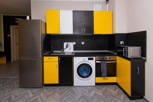 Кухня или кухненски бокс в The yellow appartment