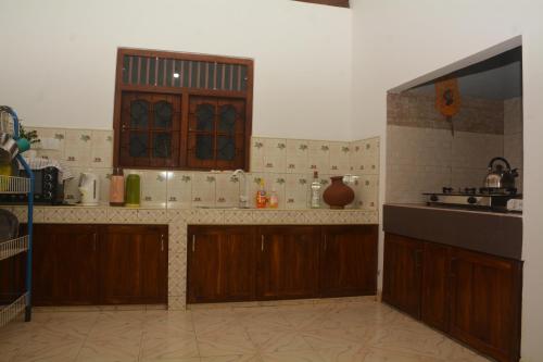 高爾的住宿－Samashi Lucky Villa，厨房配有木制橱柜和台面