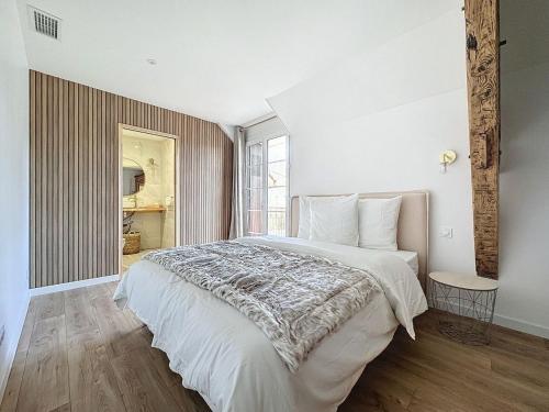 a bedroom with a large bed and a window at [PARENTHESE] Le Pic du Midi - 110m² in Bagnères-de-Bigorre